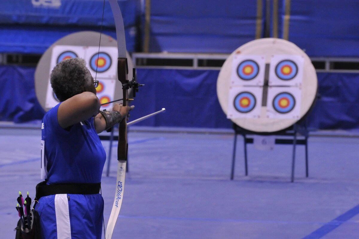 woman’s competitive archery aiming tips